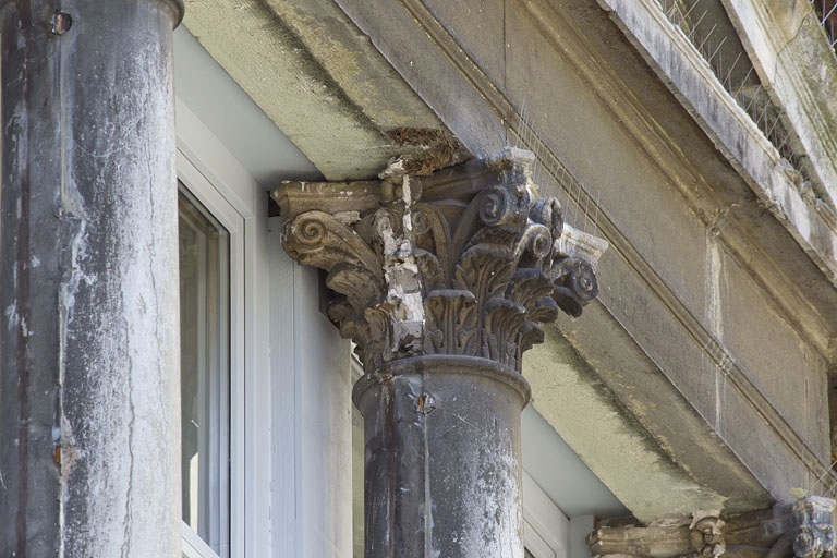 Logis principal, façade antérieure : détail d'un chapiteau corinthien. © Région Bourgogne-Franche-Comté, Inventaire du Patrimoine