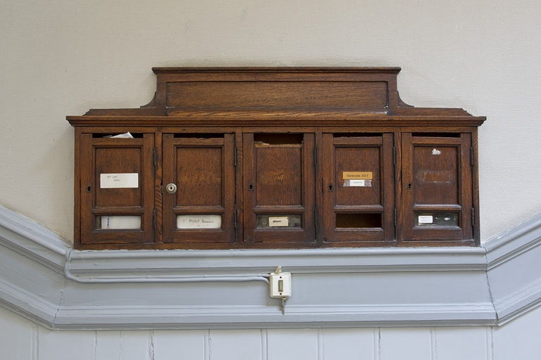 Escalier à cage ouverte : détail des boites à lettres. © Région Bourgogne-Franche-Comté, Inventaire du Patrimoine