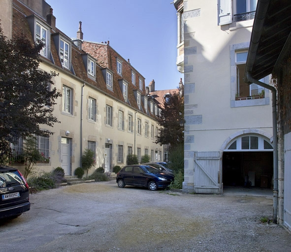 Vue d'ensemble de la cour depuis l'entrée. © Région Bourgogne-Franche-Comté, Inventaire du Patrimoine