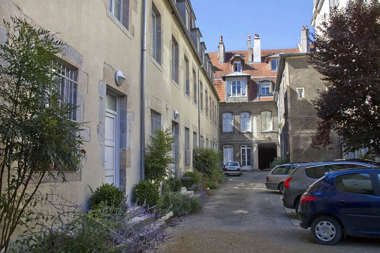 Vue d'ensemble de la cour depuis le fond. © Région Bourgogne-Franche-Comté, Inventaire du Patrimoine