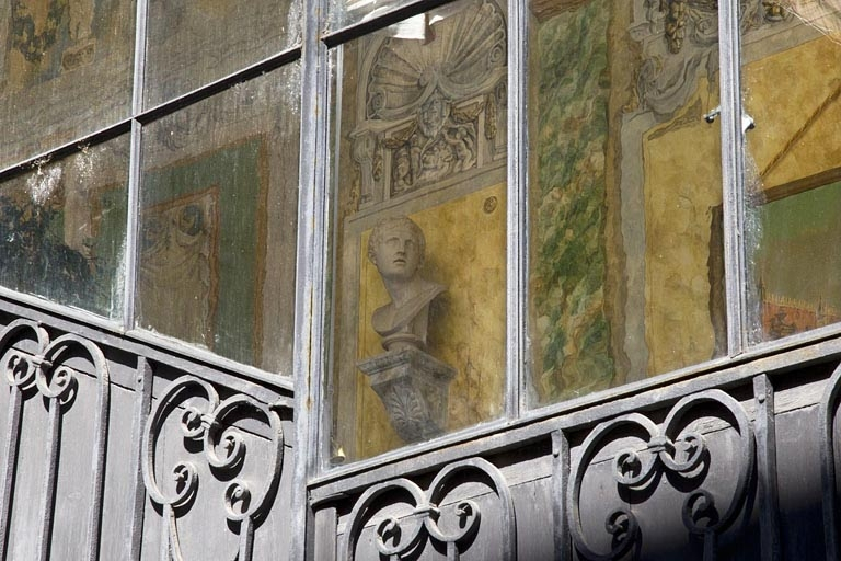 Escalier à cage ouverte : détail du décor de la cage depuis l'extérieur, de trois quarts droit. © Région Bourgogne-Franche-Comté, Inventaire du Patrimoine