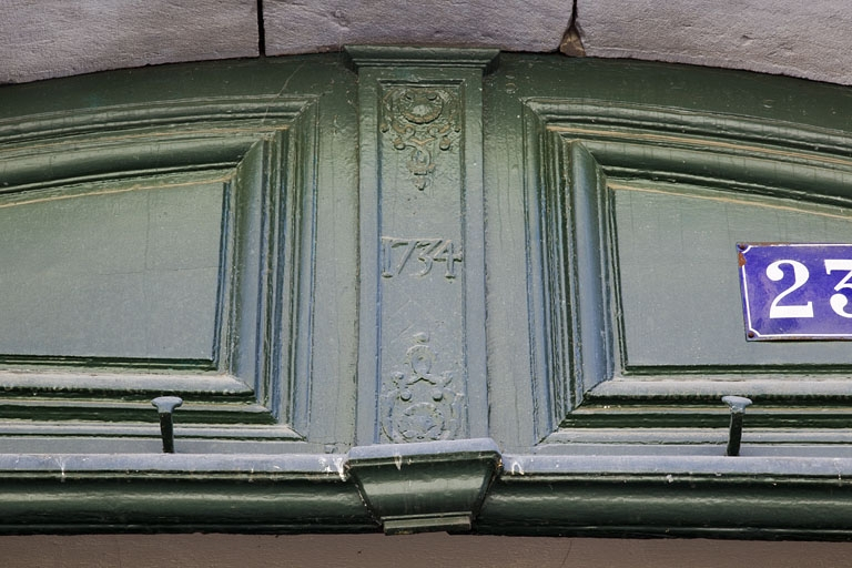 Logis principal, façade antérieure, portail d'entrée : détail du tympan de la porte. © Région Bourgogne-Franche-Comté, Inventaire du Patrimoine