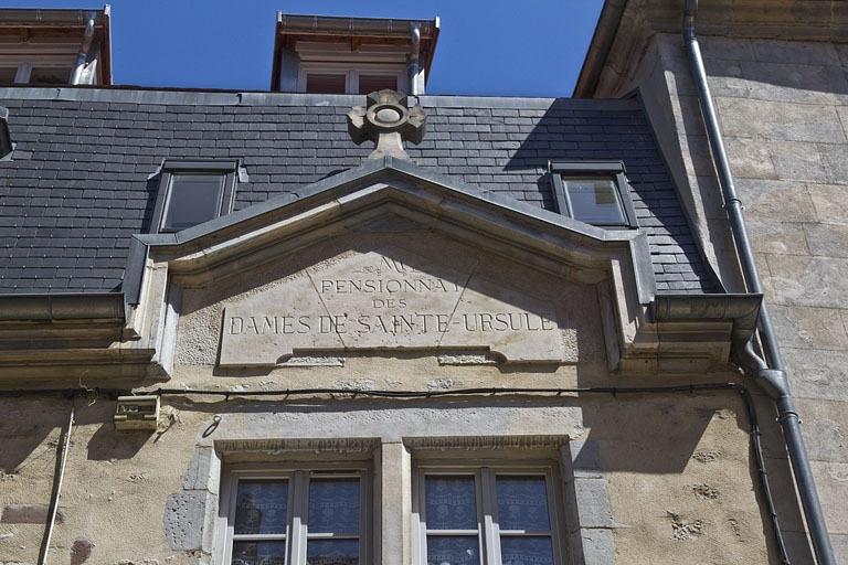 Logis principal, façade antérieure : détail de l'inscription. © Région Bourgogne-Franche-Comté, Inventaire du Patrimoine