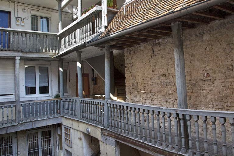 Escalier extérieur : détail des coursières, de trois quarts gauche. © Région Bourgogne-Franche-Comté, Inventaire du Patrimoine