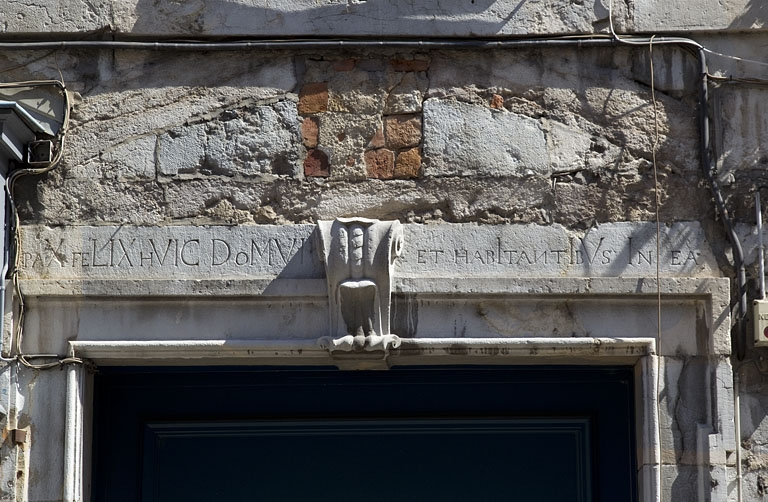 Logis principal, façade antérieure : détail de l'inscription au-dessus du portail d'entrée. © Région Bourgogne-Franche-Comté, Inventaire du Patrimoine