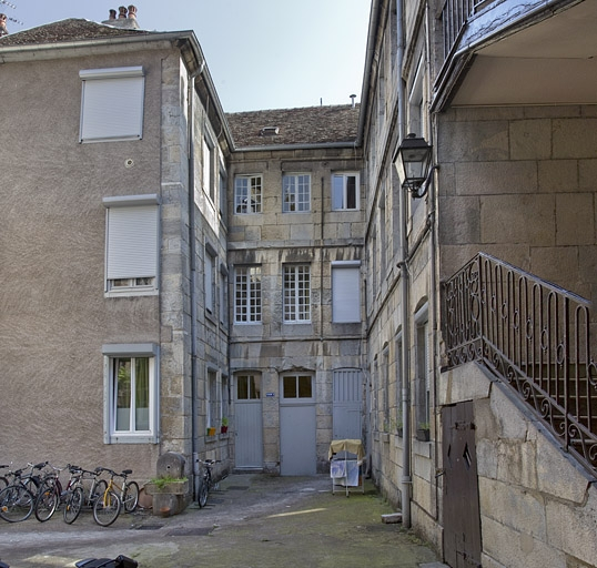Vue d'ensemble du logis secondaire, depuis l'entrée de la cour. © Région Bourgogne-Franche-Comté, Inventaire du Patrimoine