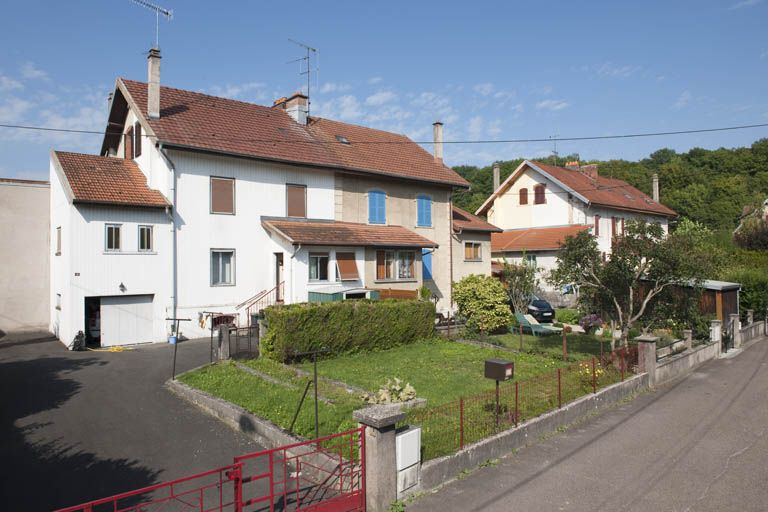 Habitations à 4 logements vues de trois quarts. © Région Bourgogne-Franche-Comté, Inventaire du patrimoine