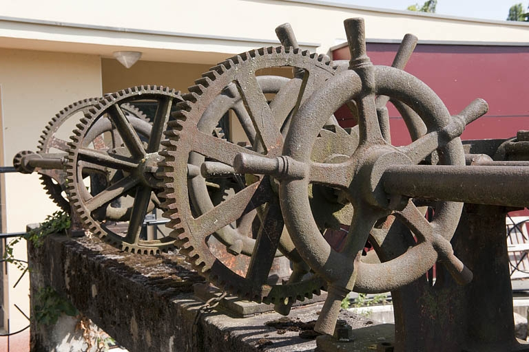 Système de vannage du bief de dérivation. Détails de volants et engrenages. © Région Bourgogne-Franche-Comté, Inventaire du patrimoine