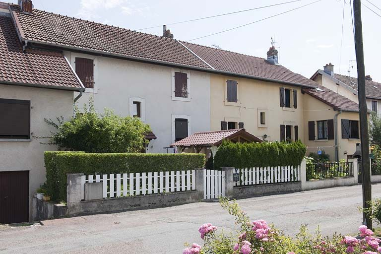 Habitation vue de trois quarts gauche. © Région Bourgogne-Franche-Comté, Inventaire du patrimoine Habitation vue de trois quarts gauche. © Région Bourgogne-Franche-Comté, Inventaire du patrimoine