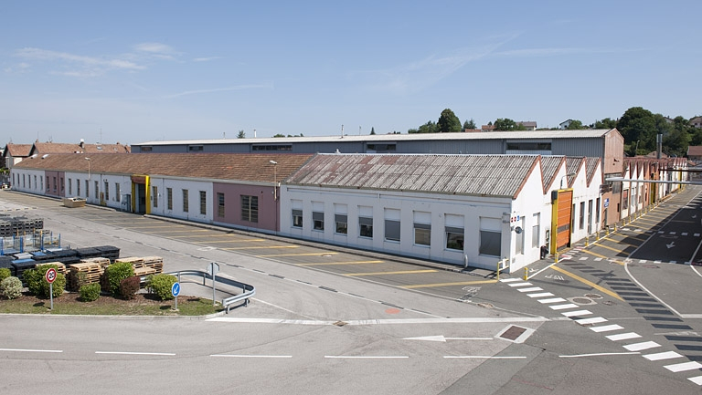Vue des trois quarts des ateliers ouest (atelier des tours, réfectoires, vestiaires et atelier de montage puis d'usinage). © Région Bourgogne-Franche-Comté, Inventaire du patrimoine Vue des trois quarts des ateliers ouest (atelier des tours, réfectoires, vestiaires et atelier de montage puis d'usinage). © Région Bourgogne-Franche-Comté, Inventaire du patrimoine