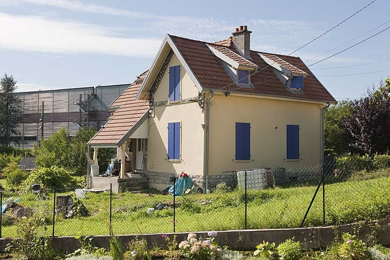 Maison jumelée. Vue de trois quarts arrière. © Région Bourgogne-Franche-Comté, Inventaire du patrimoine