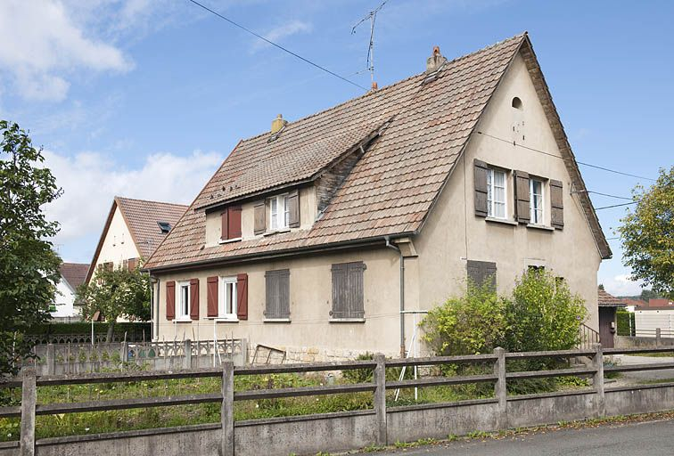 Vue de trois quarts d'une maison. © Région Bourgogne-Franche-Comté, Inventaire du patrimoine