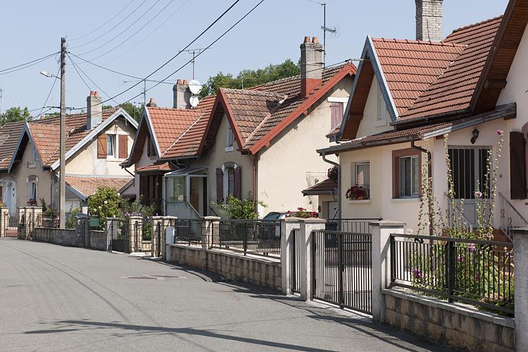 Maisons jumelées bordant la rue des Lavandes. © Région Bourgogne-Franche-Comté, Inventaire du patrimoine