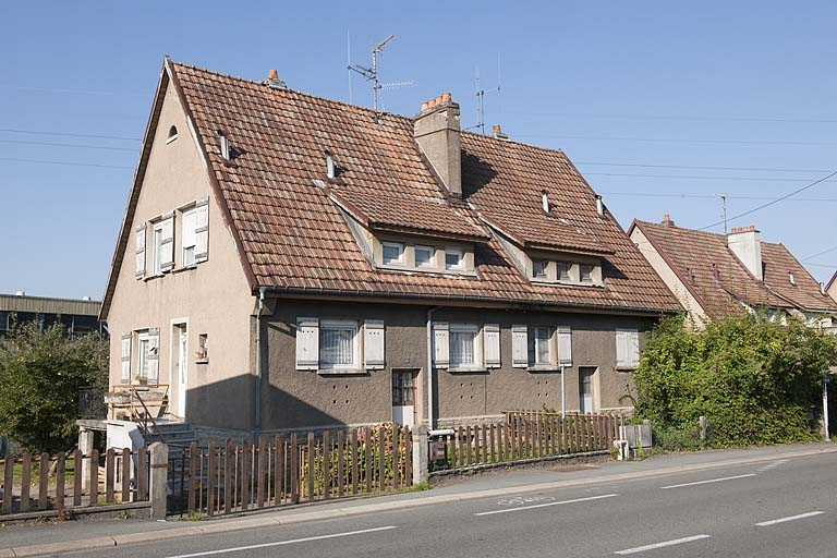 Vue de trois quarts gauche d'une maison jumelée. © Région Bourgogne-Franche-Comté, Inventaire du patrimoine Vue de trois quarts gauche d'une maison jumelée. © Région Bourgogne-Franche-Comté, Inventaire du patrimoine