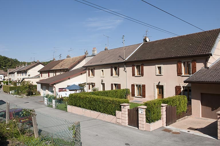 Vue d'ensemble rue de la Promenade. © Région Bourgogne-Franche-Comté, Inventaire du patrimoine Vue d'ensemble rue de la Promenade. © Région Bourgogne-Franche-Comté, Inventaire du patrimoine