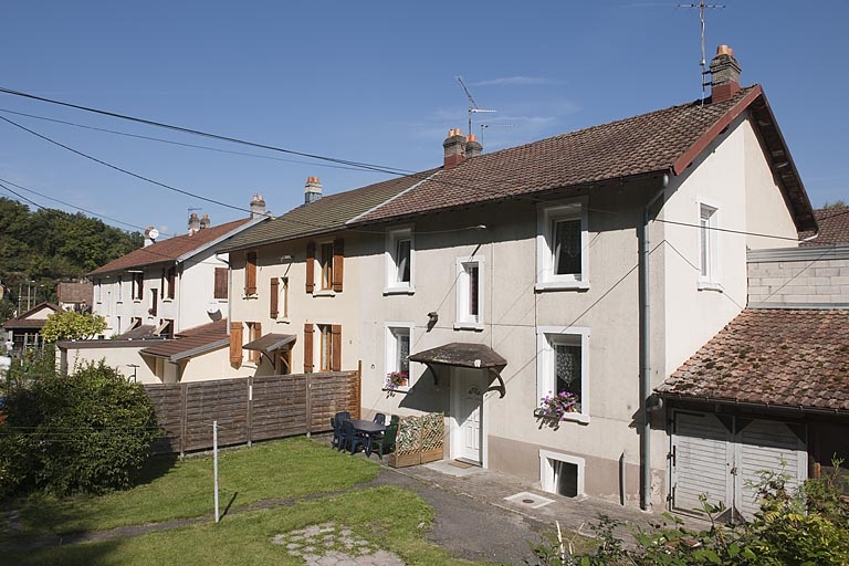 Habitations à quatre logements. © Région Bourgogne-Franche-Comté, Inventaire du patrimoine Habitations à quatre logements. © Région Bourgogne-Franche-Comté, Inventaire du patrimoine