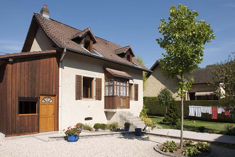 Maison individuelle rue du Cercle. Vue de trois quarts arrière. © Région Bourgogne-Franche-Comté, Inventaire du patrimoine
