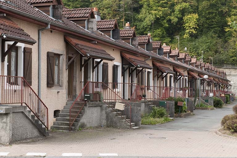 Caserne F. Façade antérieure vue de trois quarts. © Région Bourgogne-Franche-Comté, Inventaire du patrimoine