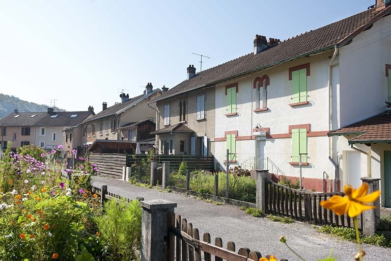 Vue d'ensemble depuis le nord-ouest. © Région Bourgogne-Franche-Comté, Inventaire du patrimoine Vue d'ensemble depuis le nord-ouest. © Région Bourgogne-Franche-Comté, Inventaire du patrimoine