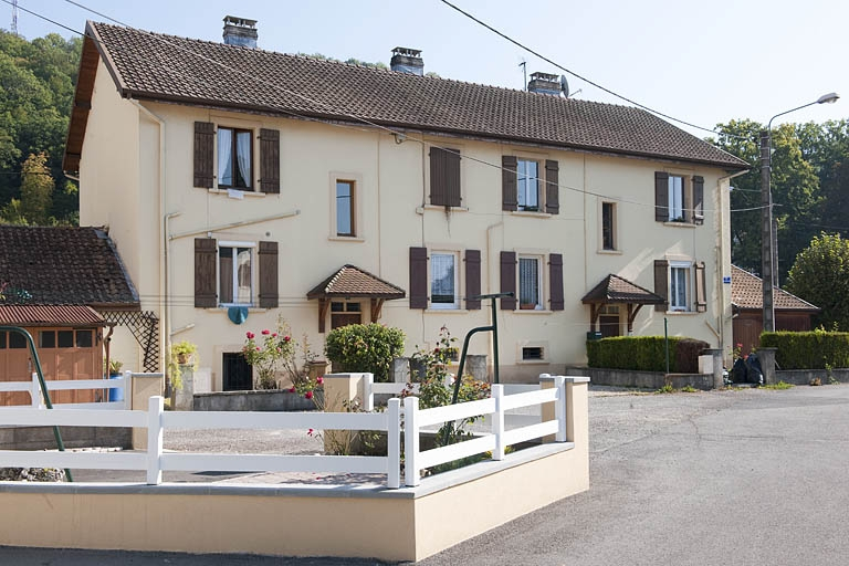 Façade antérieure d'une habitation. © Région Bourgogne-Franche-Comté, Inventaire du patrimoine Façade antérieure d'une habitation. © Région Bourgogne-Franche-Comté, Inventaire du patrimoine
