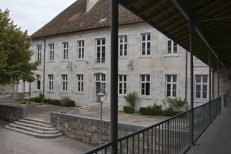 Logis principal : vue d'ensemble de la façade donnant sur l'ancien jardin, de trois quarts droit. © Région Bourgogne-Franche-Comté, Inventaire du Patrimoine