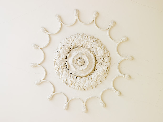 Logis principal, intérieur, salle à manger : détail du décor au centre du plafond. © Région Bourgogne-Franche-Comté, Inventaire du Patrimoine