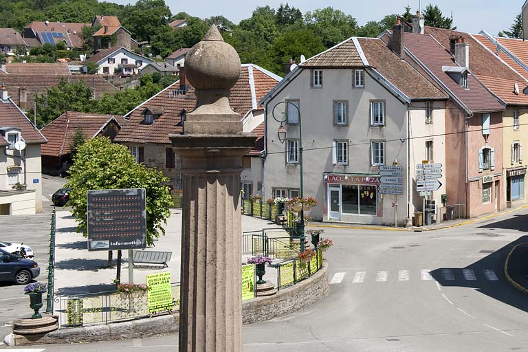 Les bases des colonnes de l'église d'Amoudru disposées sur le pourtour de la place du Marché. © Région Bourgogne-Franche-Comté, Inventaire du patrimoine