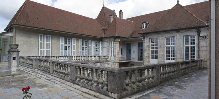 Vue du premier étage de l'aile droite du logis depuis la terrasse, de trois quarts droit. © Région Bourgogne-Franche-Comté, Inventaire du Patrimoine