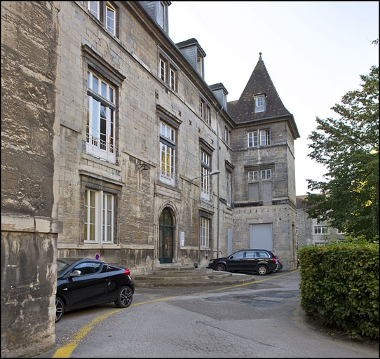 Vue d'ensemble de la façade postérieure, de trois quarts gauche. © Région Bourgogne-Franche-Comté, Inventaire du Patrimoine