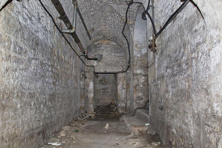 Sous-sol : détail d'un passage donnant sur un escalier de cave. © Région Bourgogne-Franche-Comté, Inventaire du Patrimoine