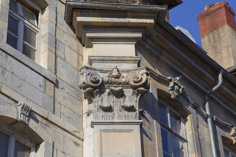 Façade extérieure, rue du lycée : détail du chapiteau corinthien du pilastre d'angle. © Région Bourgogne-Franche-Comté, Inventaire du Patrimoine
