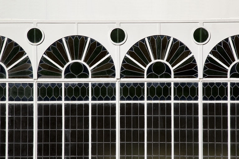 Escalier à cage ouverte sur cour : détail de la verrière abritant l'escalier. © Région Bourgogne-Franche-Comté, Inventaire du Patrimoine