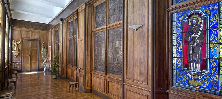 Logis principal, intérieur, premier étage : vue de la cloison séparant la chapelle de la galerie, de trois quarts droit. © Région Bourgogne-Franche-Comté, Inventaire du Patrimoine