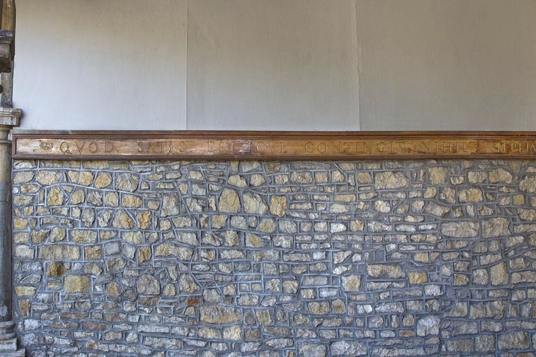 Fabrique de jardin, intérieur : détail de l'inscription. © Région Bourgogne-Franche-Comté, Inventaire du Patrimoine