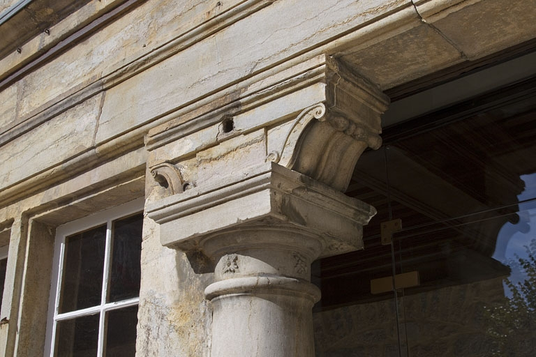 Logis principal, façade postérieure : détail d'une zapata du portique, de trois quarts droit. © Région Bourgogne-Franche-Comté, Inventaire du Patrimoine