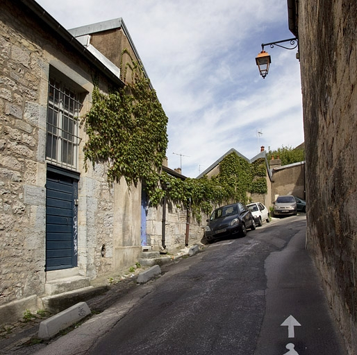 Vue du mur de clôture depuis la rue du Cingle. © Région Bourgogne-Franche-Comté, Inventaire du Patrimoine
