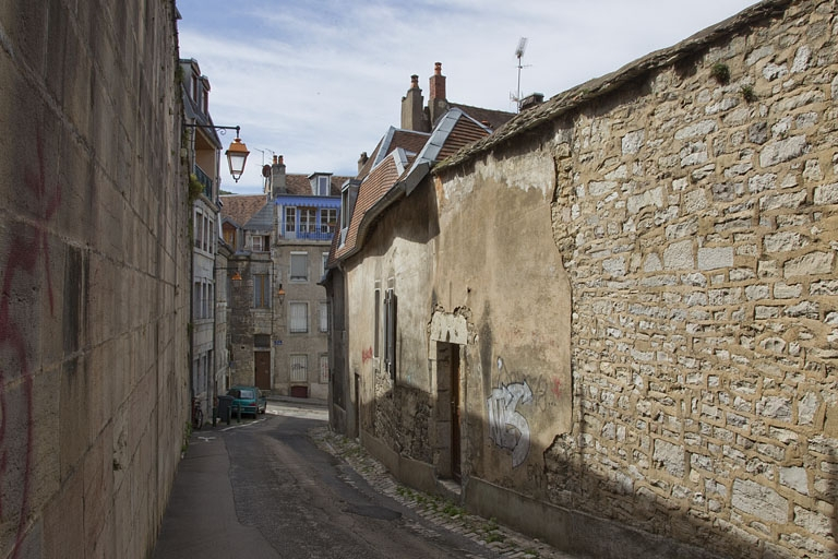 Premier logis secondaire : vue de la façade postérieure, de trois quarts droit. © Région Bourgogne-Franche-Comté, Inventaire du Patrimoine