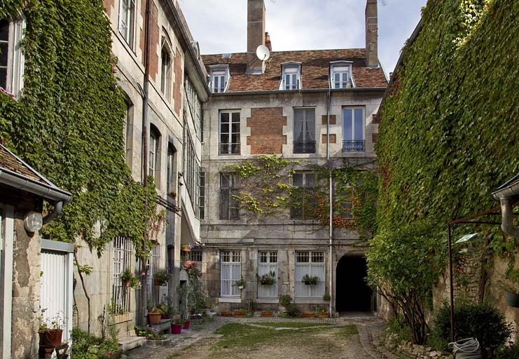 Logis principal, façade postérieure depuis le fond de la cour. © Région Bourgogne-Franche-Comté, Inventaire du Patrimoine