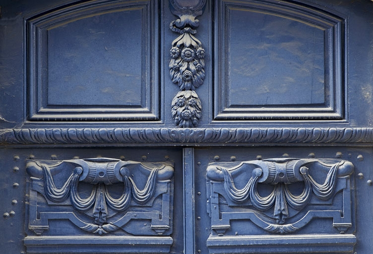 Logis principal, façade antérieure, portail d'entrée : détail du décor des vantaux de la porte. © Région Bourgogne-Franche-Comté, Inventaire du Patrimoine