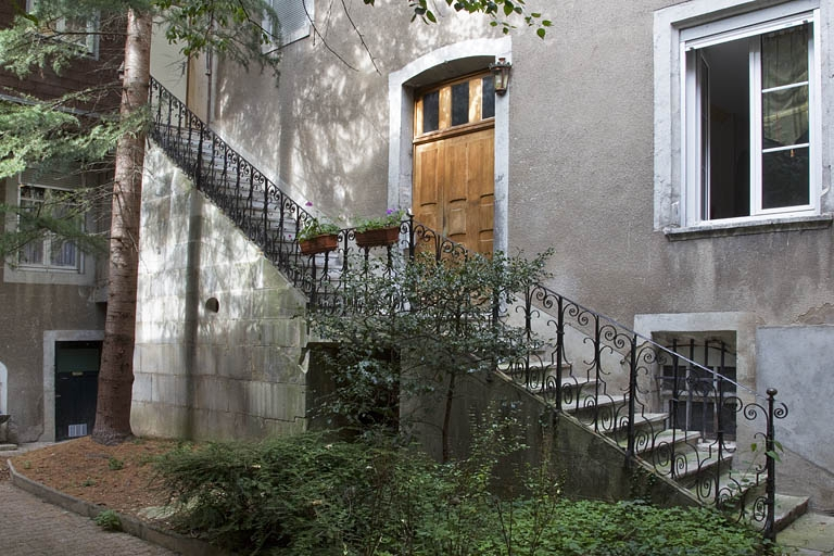 Premier logis secondaire : détail de l'escalier extérieur, de trois quarts gauche. © Région Bourgogne-Franche-Comté, Inventaire du Patrimoine