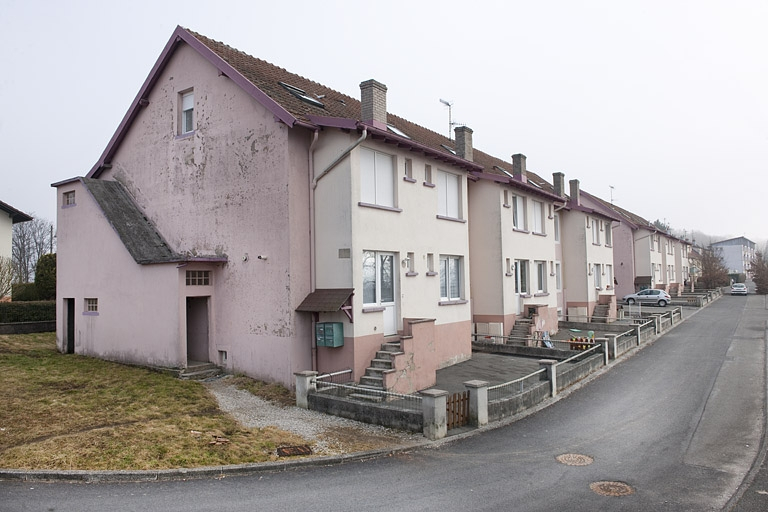Immeubles d'habitation vus depuis l'ouest. © Région Bourgogne-Franche-Comté, Inventaire du patrimoine Immeubles d'habitation vus depuis l'ouest. © Région Bourgogne-Franche-Comté, Inventaire du patrimoine