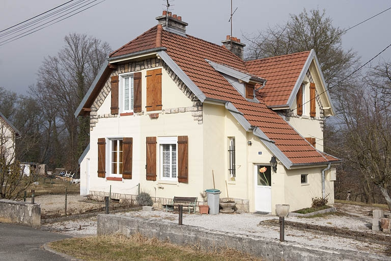 Maison jumelée route de Méziré. Vue de trois quarts. © Région Bourgogne-Franche-Comté, Inventaire du patrimoine Maison jumelée route de Méziré. Vue de trois quarts. © Région Bourgogne-Franche-Comté, Inventaire du patrimoine