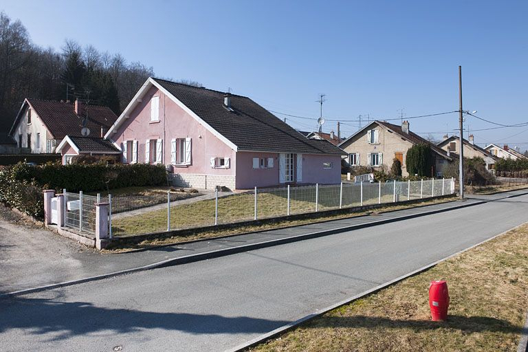 Vue d'ensemble depuis le nord-est. © Région Bourgogne-Franche-Comté, Inventaire du patrimoine Vue d'ensemble depuis le nord-est. © Région Bourgogne-Franche-Comté, Inventaire du patrimoine
