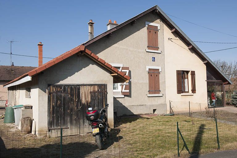 Façade ouest d'une maison jumelée. © Région Bourgogne-Franche-Comté, Inventaire du patrimoine Façade ouest d'une maison jumelée. © Région Bourgogne-Franche-Comté, Inventaire du patrimoine