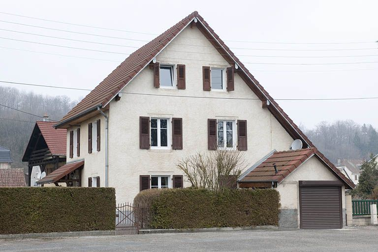 Pignon d'une maison individuelle donnant sur la place publique. © Région Bourgogne-Franche-Comté, Inventaire du patrimoine