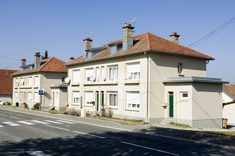 Ensemble d'habitations des années 1950. Vue depuis le sud. © Région Bourgogne-Franche-Comté, Inventaire du patrimoine Ensemble d'habitations des années 1950. Vue depuis le sud. © Région Bourgogne-Franche-Comté, Inventaire du patrimoine