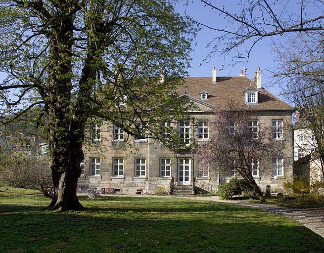 Vue d'ensemble de la façade postérieure depuis le fond du jardin. © Région Bourgogne-Franche-Comté, Inventaire du Patrimoine