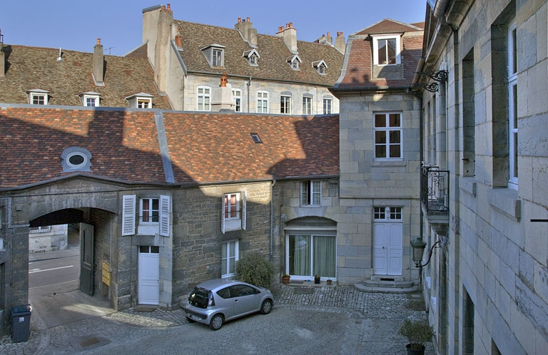Détail d'une partie de la cour antérieure, en plongée. © Région Bourgogne-Franche-Comté, Inventaire du Patrimoine