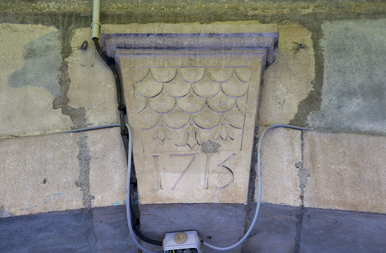 Façade sur rue : détail de la clé de l'arcade boutiquière. © Région Bourgogne-Franche-Comté, Inventaire du Patrimoine