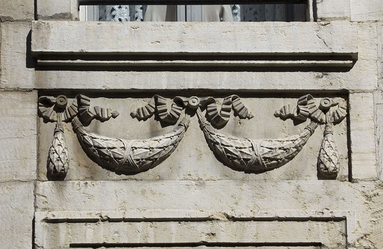 Logis principal, façade antérieure, détail du décor d'une table rentrante : festons. © Région Bourgogne-Franche-Comté, Inventaire du Patrimoine